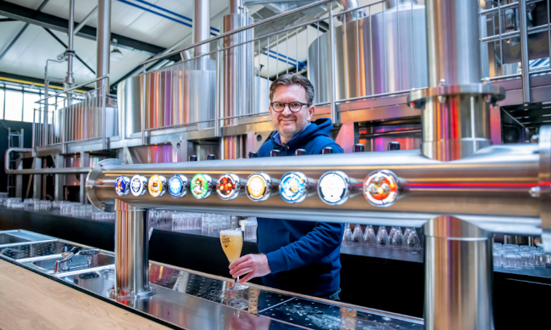 Harm van Deuren tapt bier in de Stadshaven Brouwerij